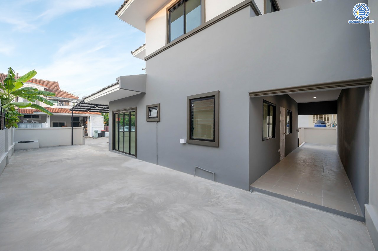 บ้านมือสองตกแต่งใหม่ โครงการ ชัยพัฒน์ เพิ่มสิน บ้านเดี่ยวหลังใหญ่ เนื้อที่ 63.8 ตร.ว. ฟังก์ชัน 3 ห้องนอน 2 ห้องน้ำ พร้อมห้องอเนกประสงค์ชั้นล่าง 1 ห้อง จอดรถได้ 1 คัน บนทำเลเดินทางสะดวก เชื่อมต่อถ.สายไหม, ถ.พหลโยธิน ใกล้สนามบินดอนเมือง และ ใกล้จุดขึ้นทางด่วน"ฉลองรัช"...